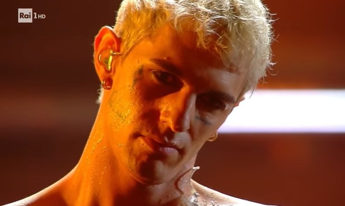 Sanremo 2022: il battesimo di Achille Lauro (video)