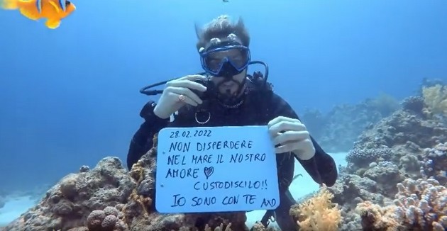Grande Fratello Vip, il messaggio subacqueo di Alex Belli a Delia Duran (video)