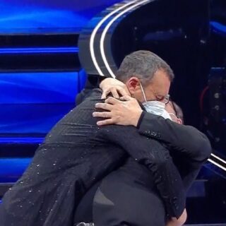 Sanremo 2022: il bacio tra Amadeus e Stefano Coletta