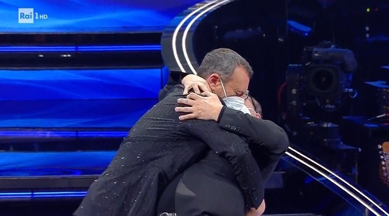 Sanremo 2022: il bacio tra Amadeus e Stefano Coletta (video)