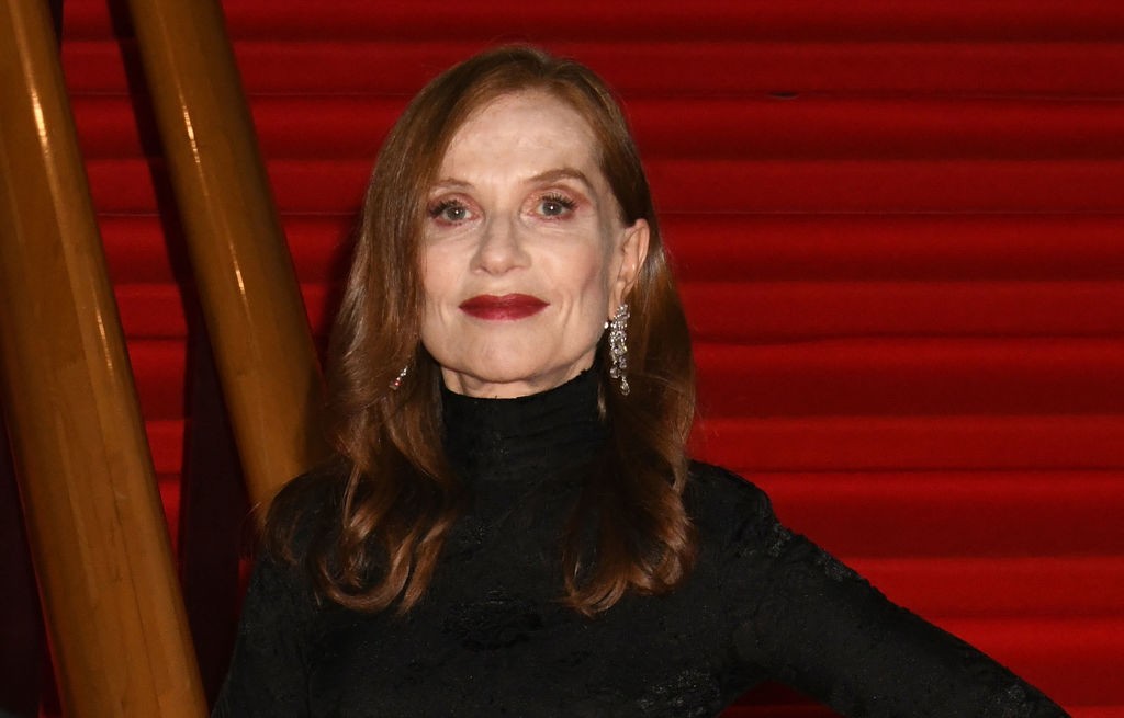 Berlino 2022: il video della premiazione di Isabelle Huppert positiva al COVID-19