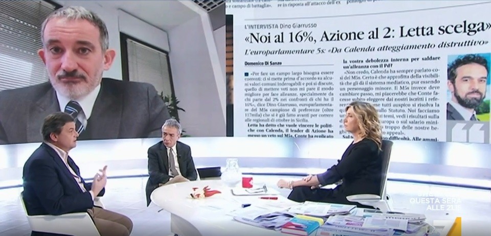 L’Aria che tira, duro scontro tra Calenda e Giarrusso. L’ex Iena: “Ha una pancia orrenda” (Video)