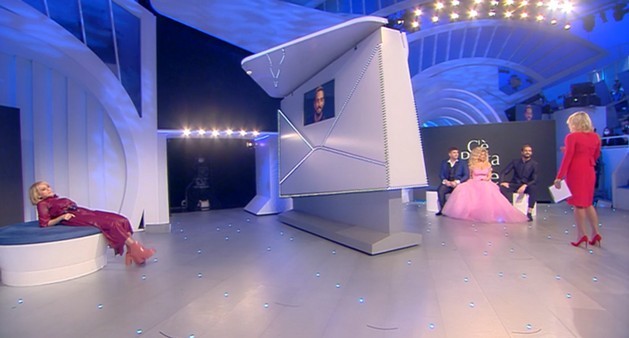 C’è posta per te, Maria De Filippi ‘benedice’ Alex Belli: “Grandissima capacità dialettica” (video)