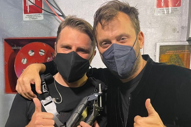 Sanremo 2022, cameraman cade durante l’esibizione di Cesare Cremonini: “Vivi e felici” (foto)