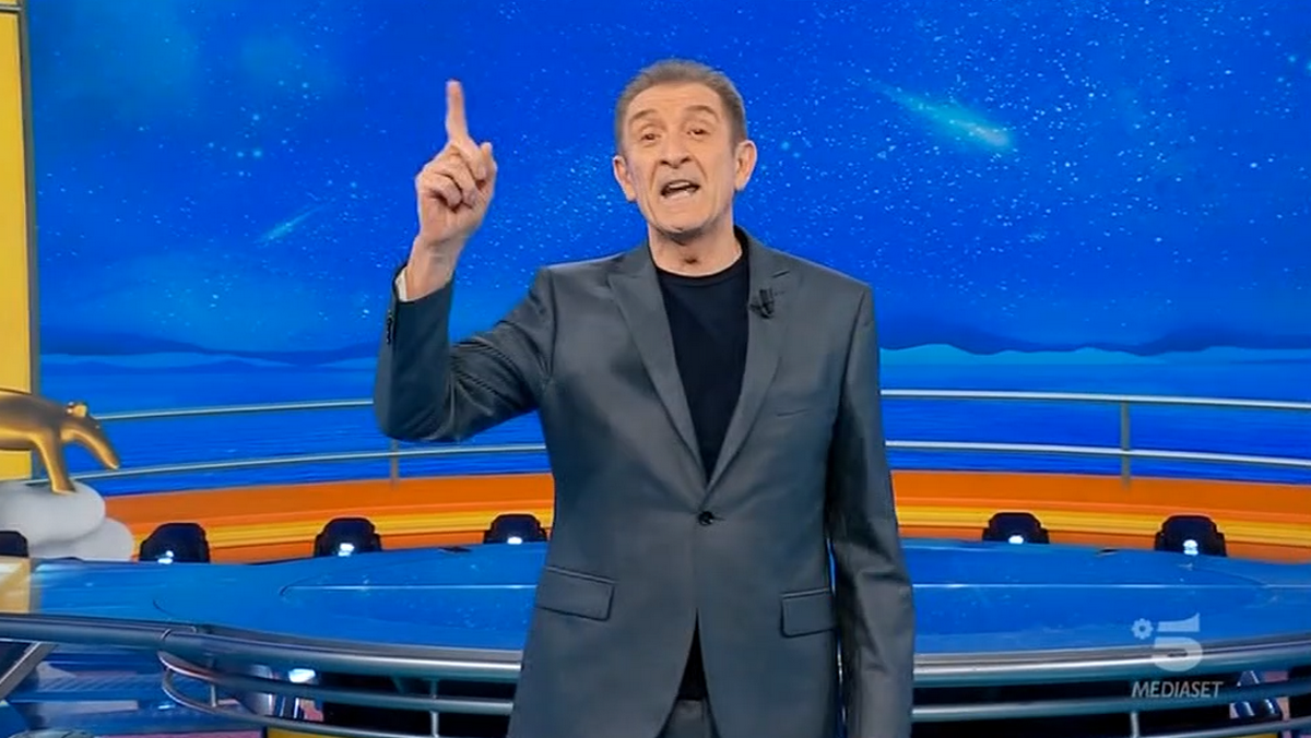 Striscia la notizia e la battuta di Ezio Greggio su Achille Lauro | Su TvBlog la precisazione del programma di Canale 5