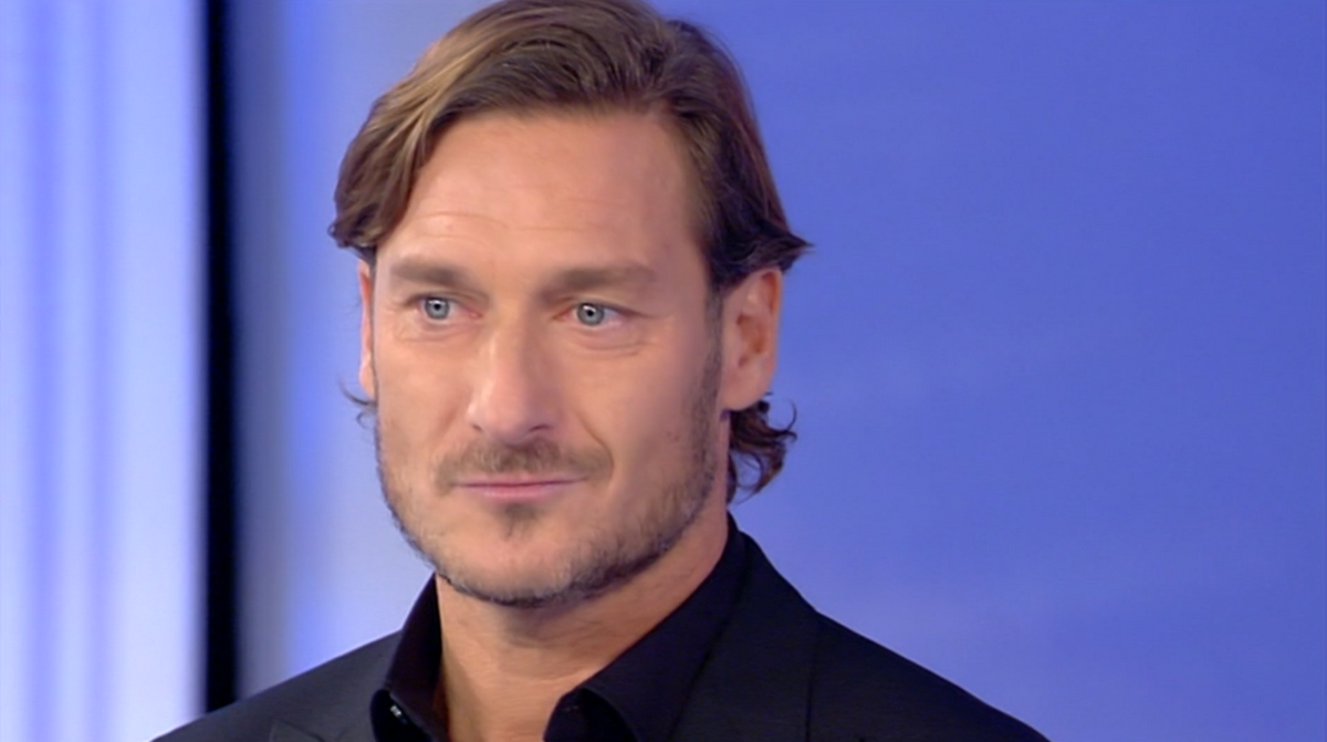 Francesco Totti sabato a C’è posta per te, il colpo di Maria De Filippi nella settimana del gossip per la crisi con Ilary Blasi