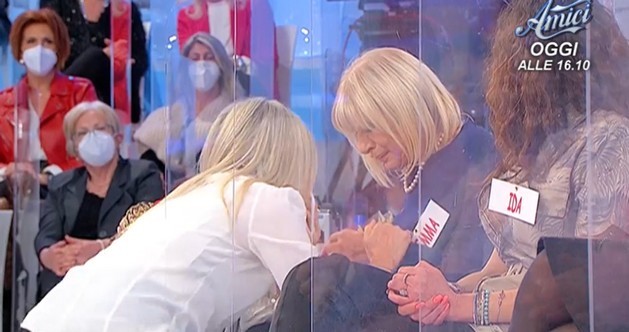 Uomini e Donne, Gemma Galgani piange per la mancanza di un figlio: “Ho tanto amore da dare” (video)