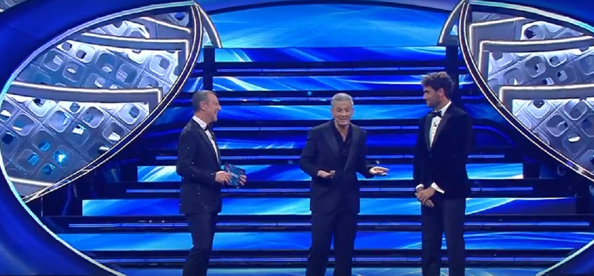 Sanremo 2022, Fiorello scherza con Matteo Berrettini: “Da sex symbol a ex symbol è un attimo”