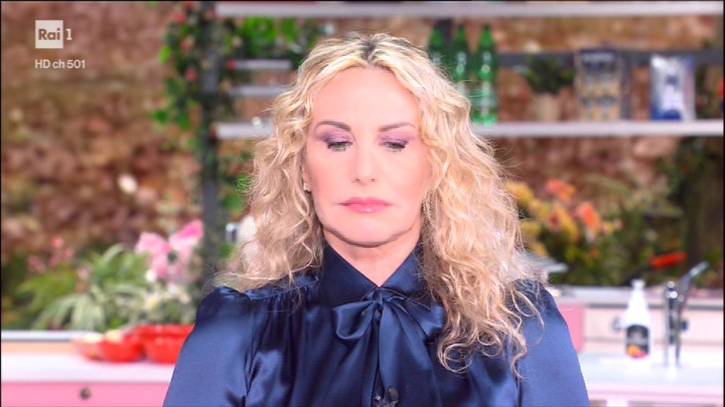 È sempre mezzogiorno, l’apertura di Antonella Clerici dopo la straordinaria del Tg1 sul conflitto Russia-Ucraina