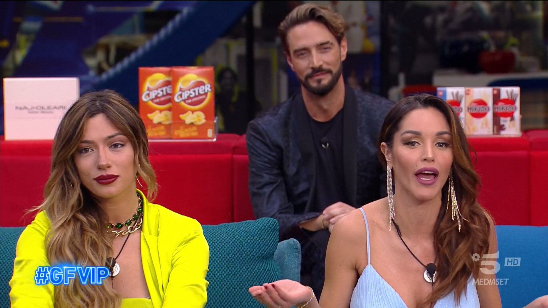 GF VIP 6, bacio Soleil-Delia Duran. La modella: “Ho sentito attrazione”, Katia Ricciarelli attacca