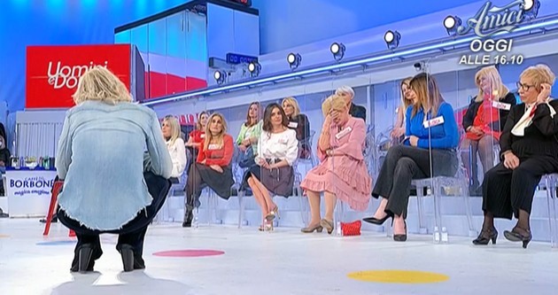 Uomini e Donne, è scontro tra Pinuccia e Tina Cipollari: “Mi sento male” (video)