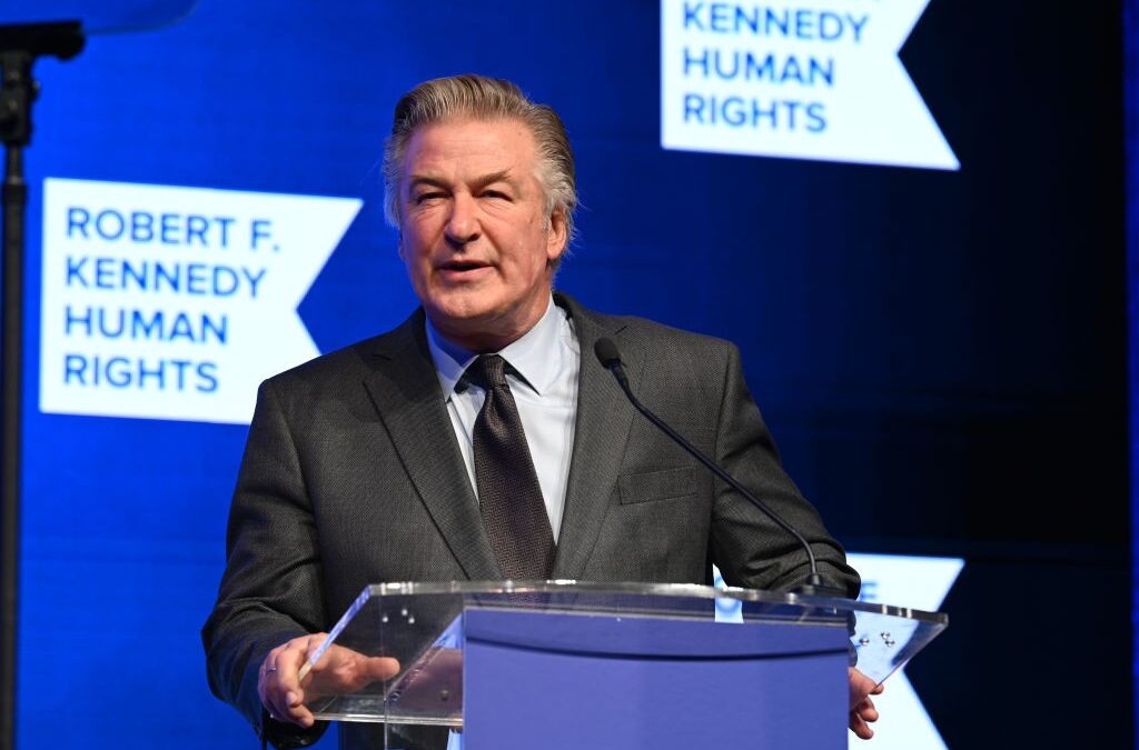 Rust: la famiglia di Halyna Hutchins fa causa ad Alec Baldwin e ai produttori del film