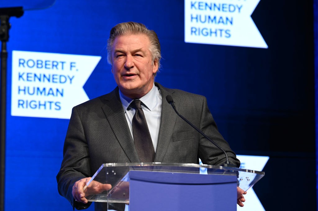 Rust: la famiglia di Halyna Hutchins fa causa ad Alec Baldwin e ai produttori del film