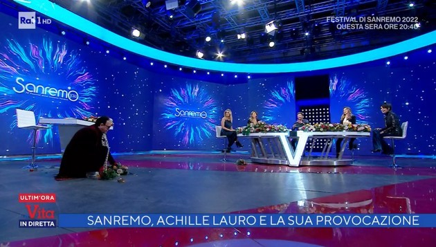 La Vita in diretta, Cristiano Malgioglio fa cadere i fiori: “Sono allergico. Ho troppo prurito” (video)