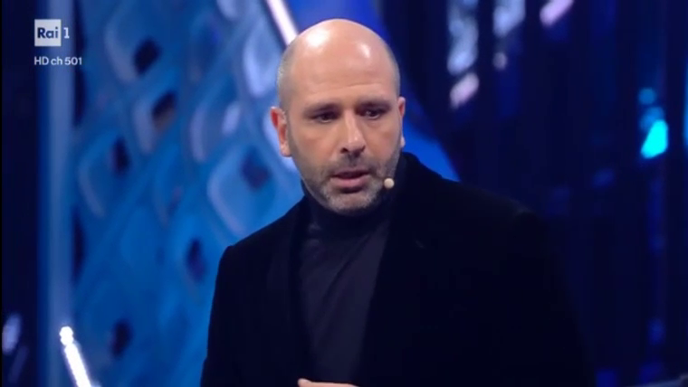 Checco Zalone a Sanremo 2022: la fiaba gender è stata uno sketch pigro. Ma la tv italiana ha colpe ben più gravi