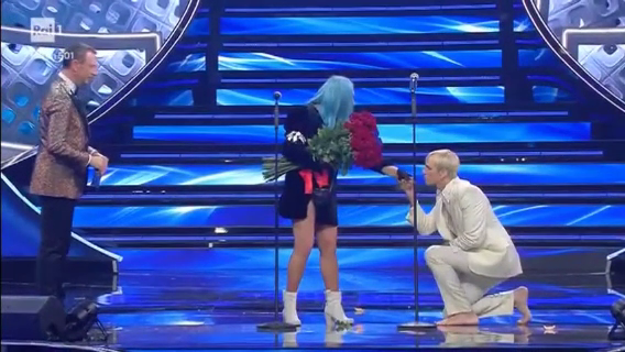 Sanremo 2022: Achille Lauro e la lettera per Loredana Bertè, le iniziative estemporanee arricchiscono lo show