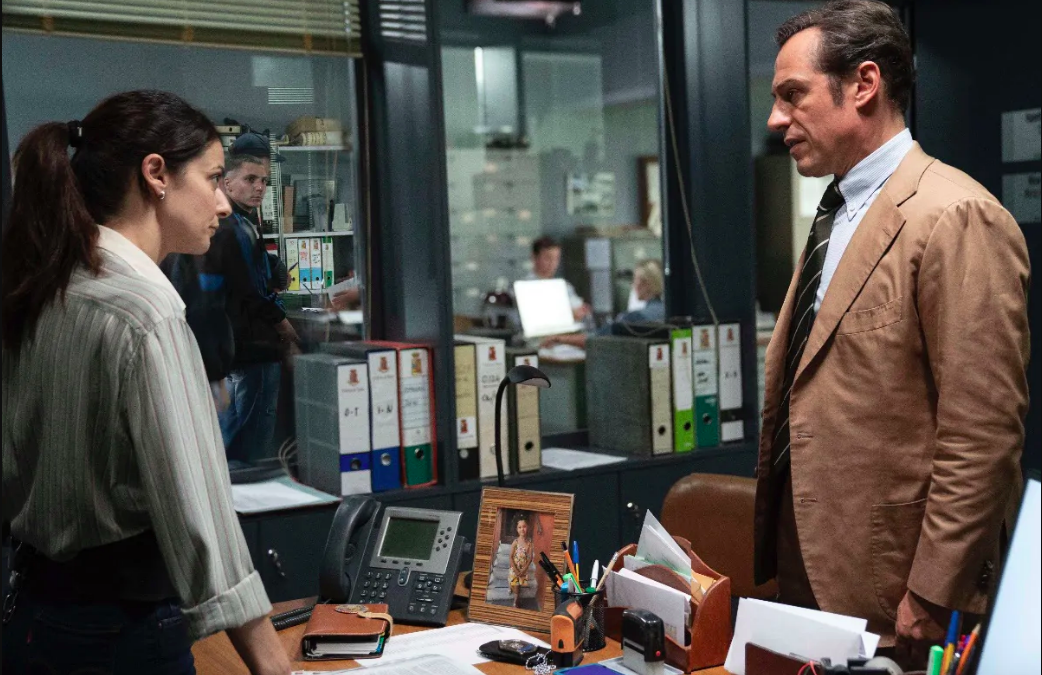 Vostro Onore, l’equilibrio necessario per stare su Raiuno pur facendo qualcosa di nuovo: la recensione