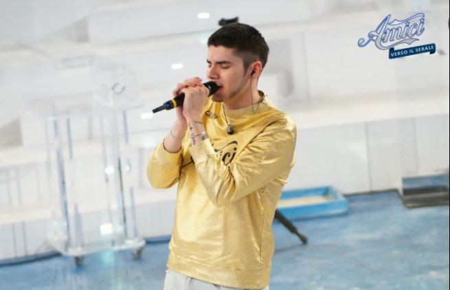 Calma, chi è il cantante di Amici 2022: vero nome, Instagram e l’inedito “Routine”
