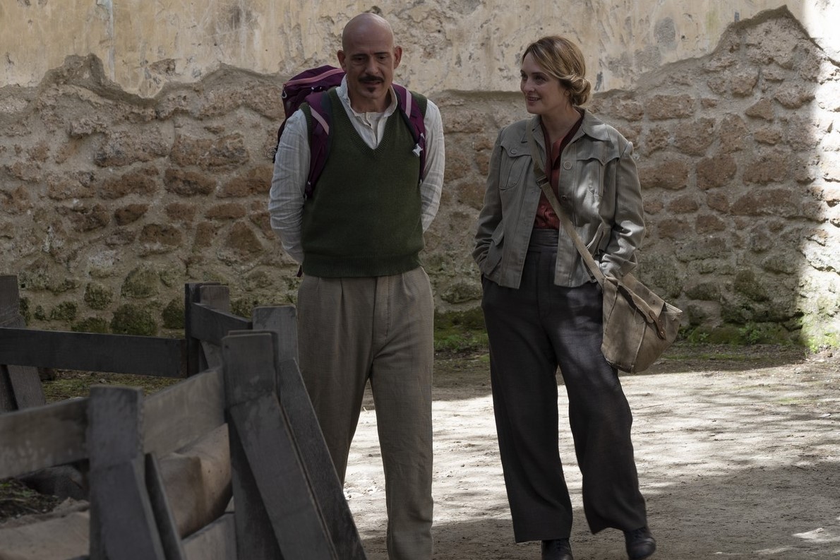 C’era una volta il crimine: nuova clip “Adele” della commedia con viaggio nel tempo di Massimiliano Bruno