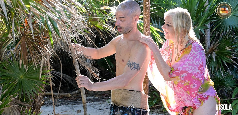 L’Isola dei Famosi 2022, Marco Melandri cerca i consigli di Ilona Staller: “Solo teoria, sono fidanzato” (video)