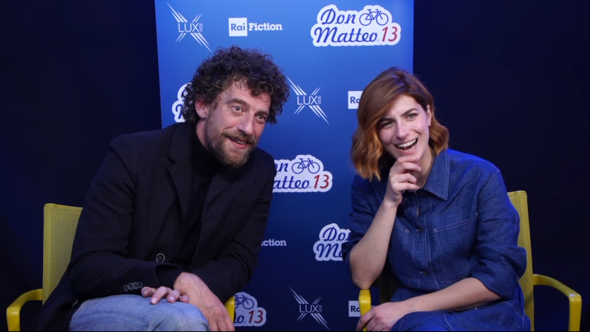 Don Matteo 13, Maurizio Lastrico e Maria Chiara Giannetta: “Anna e Marco sono cresciuti. Lo sketch di Sanremo? Preparato su questo set!” (Video)