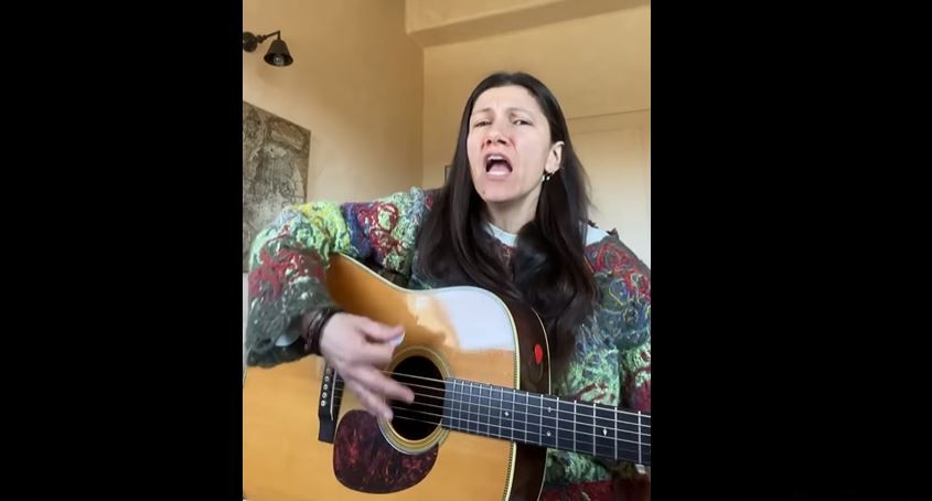 Elisa canta Zombie dei Cranberries: “Pregando per l’Ucraina, accanto a tutti coloro che sono contrari a questa guerra”
