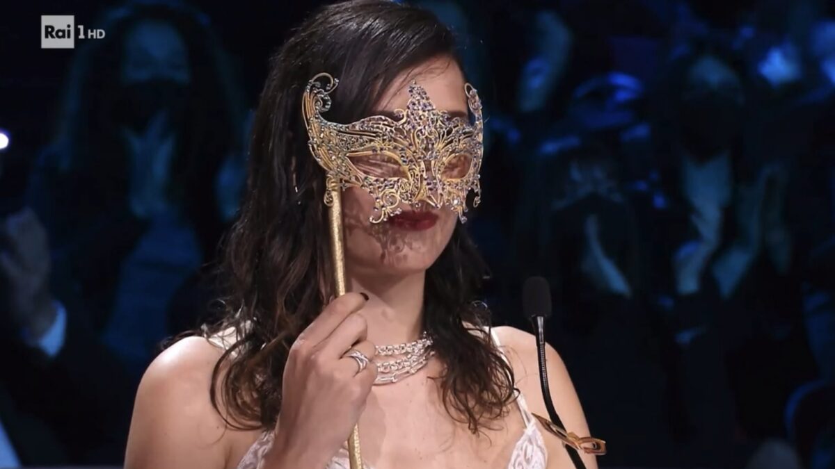 Il cantante mascherato e l’utilità(?) della maschera d’oro