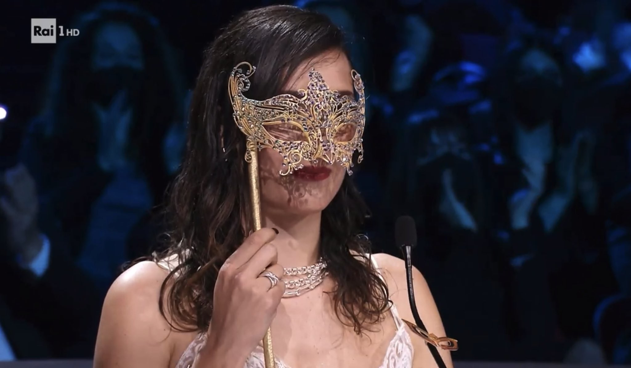 Il cantante mascherato e l’utilità(?) della maschera d’oro