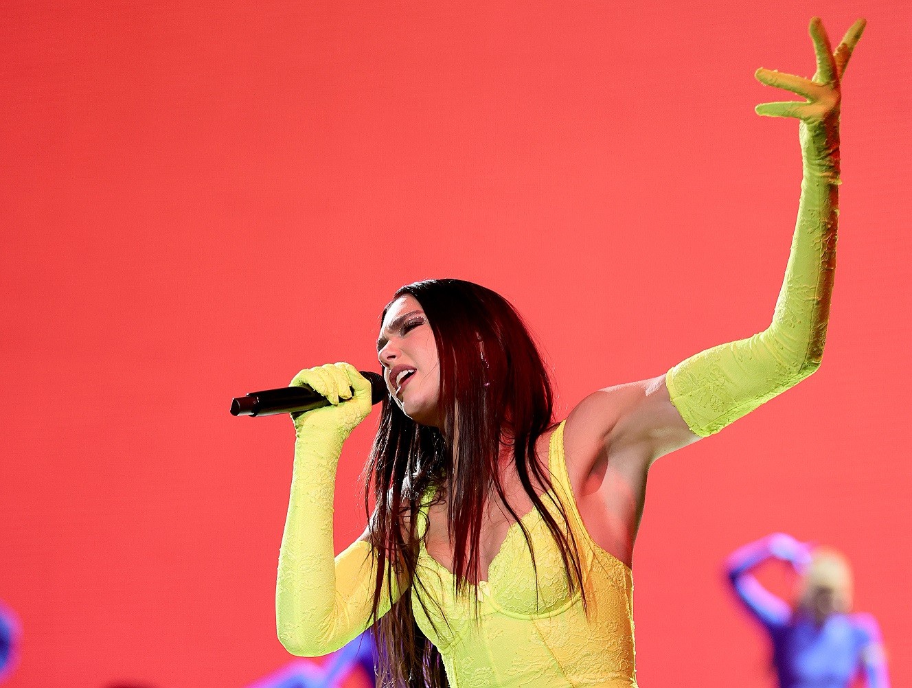 Dua Lipa citata in giudizio: “Levitating” troppo simile a “Live your life” degli Artikal Sound System? Audio a confronto