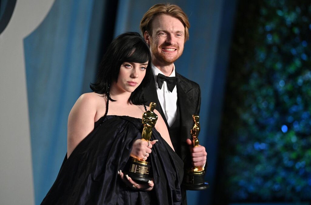 Oscar 2022, Billie Eilish vince con “No time to die”: le parole della cantante e del fratello Finneas O’Connell