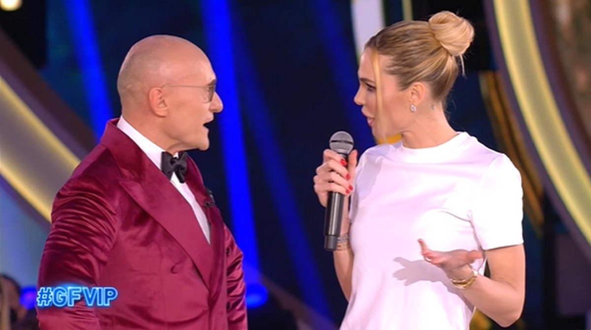 Alfonso Signorini: “Le frecciatine di Ilary Blasi? Al telefono, ci siamo fatti grasse risate!”
