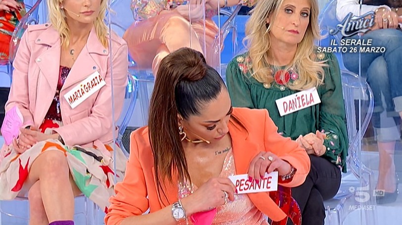 Uomini e Donne, Ida Platano in puntata con la scritta Pesante: “Mi si addice proprio” (video)