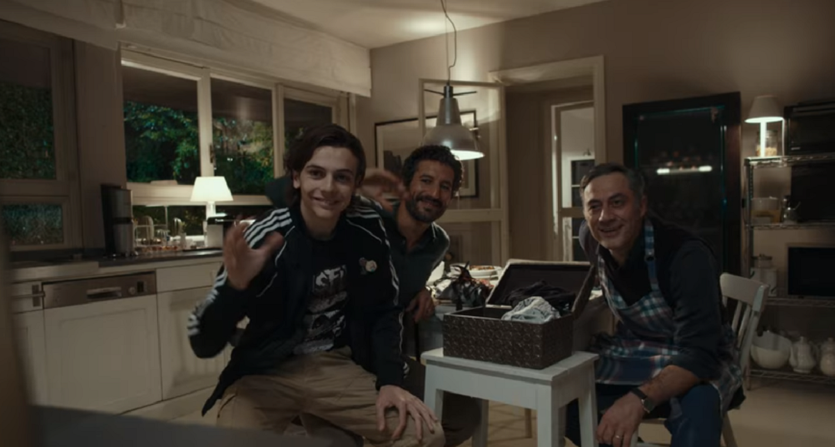 Il filo invisibile su Netflix: zero ospitate per il cast nella tv generalista. L’inesistenza del dibattito su omogenitorialità e gpa in Italia