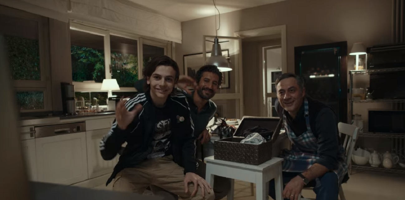 Il filo invisibile su Netflix: zero ospitate per il cast nella tv generalista. L’inesistenza del dibattito su omogenitorialità e gpa in Italia