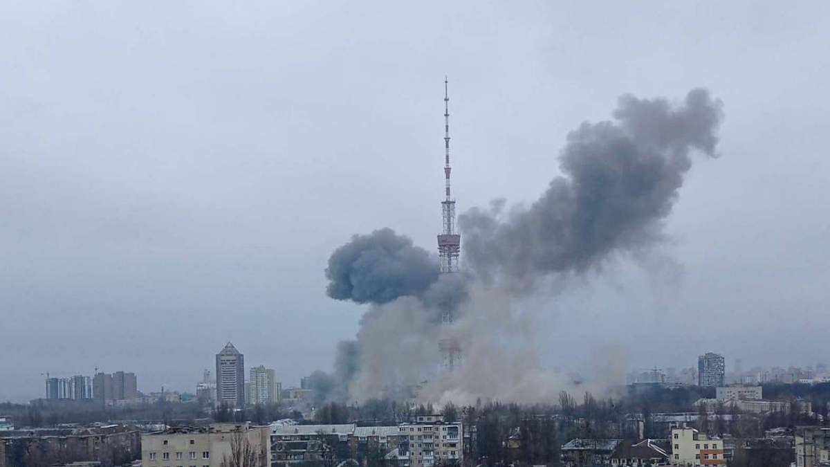 Guerra Russia-Ucraina, colpita la torre di trasmissione della tv di Kiev (FOTO e VIDEO)