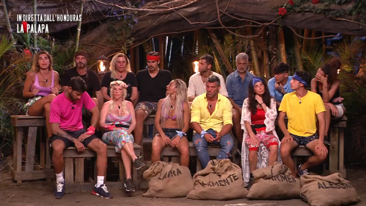 L’Isola dei Famosi 2022, alta tensione tra Carmen di Pietro e i naufraghi: in palapa è scontro totale