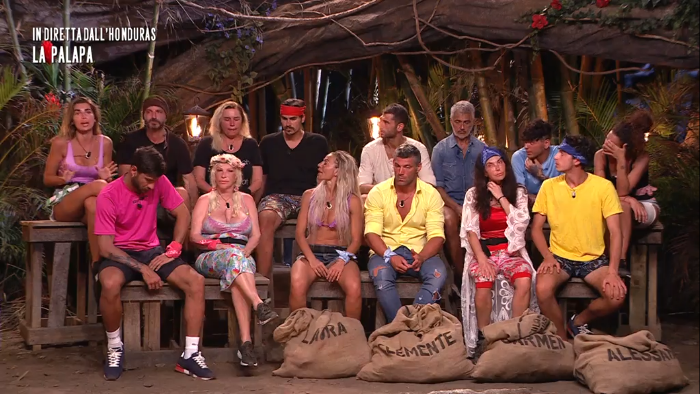 L’Isola dei Famosi 2022, alta tensione tra Carmen di Pietro e i naufraghi: in palapa è scontro totale