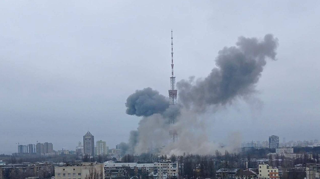 Guerra Russia-Ucraina, colpita la torre di trasmissione della tv di Kiev (FOTO e VIDEO)