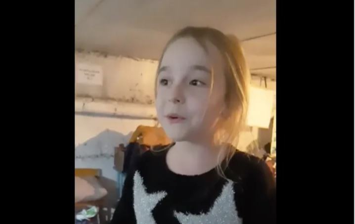 Bimba ucraina canta “Let it go” in un bunker: il video diventa virale e Idina Menzel le risponde