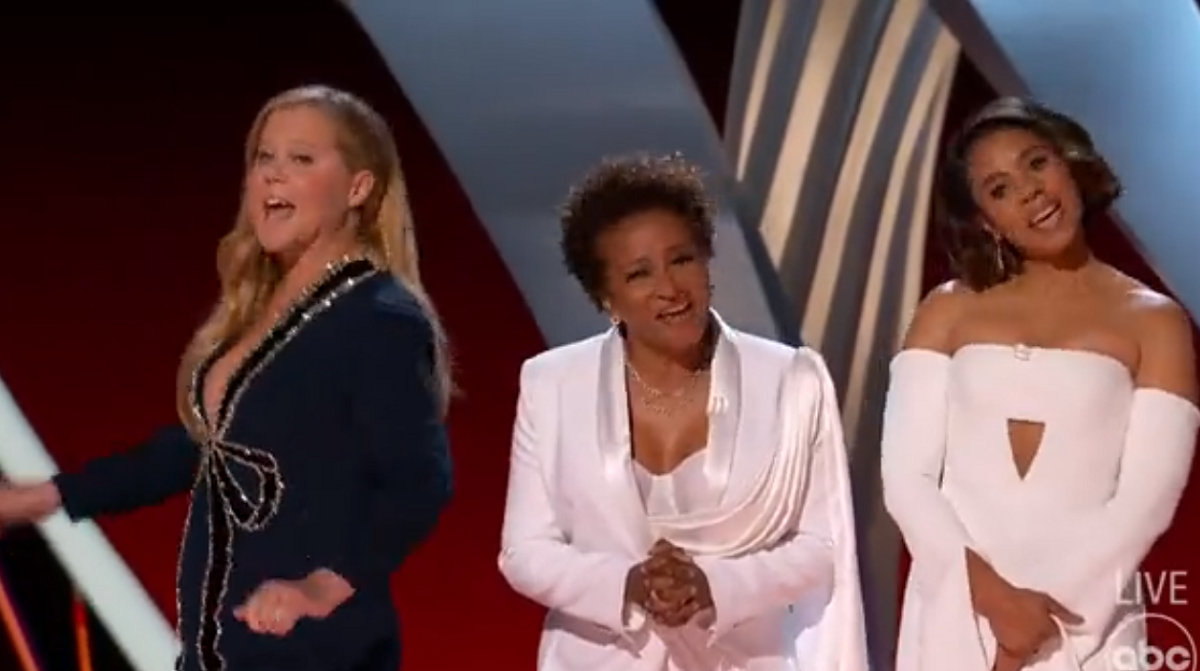 Oscar 2022, le conduttrici contro la legge della Florida “Don’t say gay”: vieterà alle scuole di parlare di orientamento sessuale e identità di genere