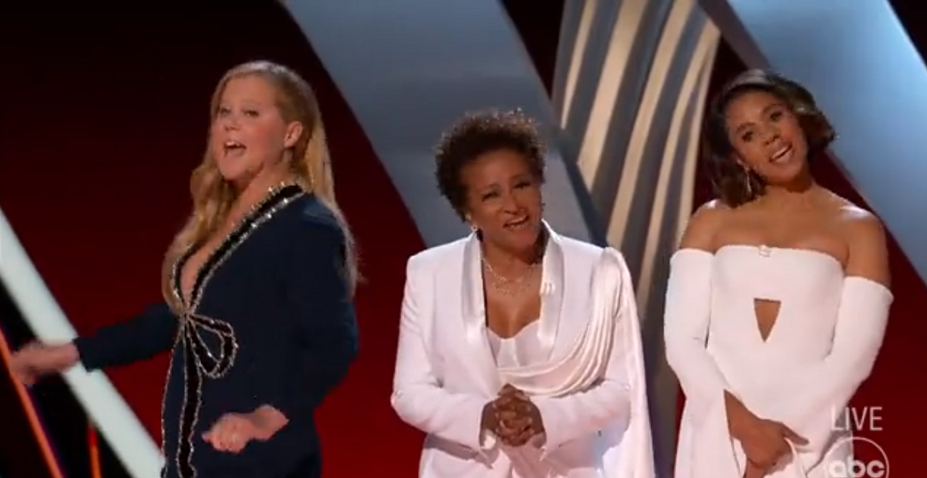 Oscar 2022, le conduttrici contro la legge della Florida “Don’t say gay”: vieterà alle scuole di parlare di orientamento sessuale e identità di genere