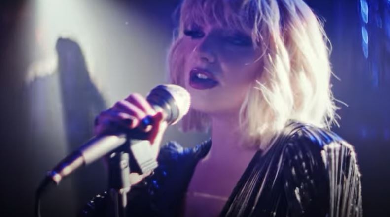 In the dark, Purple Disco Machine & Sophie and the Giants: ascolta la canzone (traduzione, testo e video)