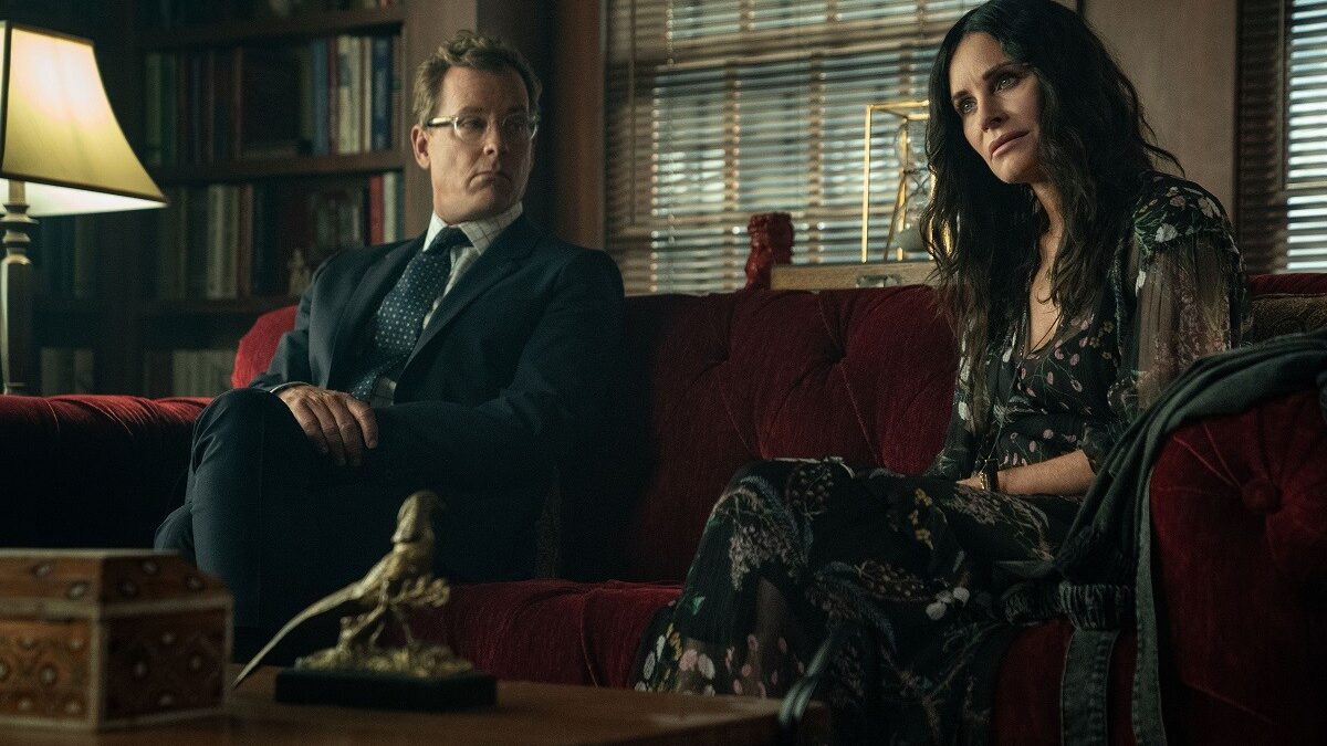 Shining Vale su STARZPLAY una commedia horror che esalta Courtney Cox
