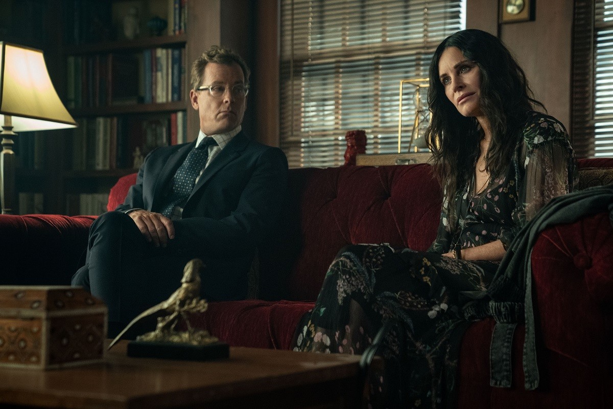Shining Vale su STARZPLAY una commedia horror che esalta Courtney Cox