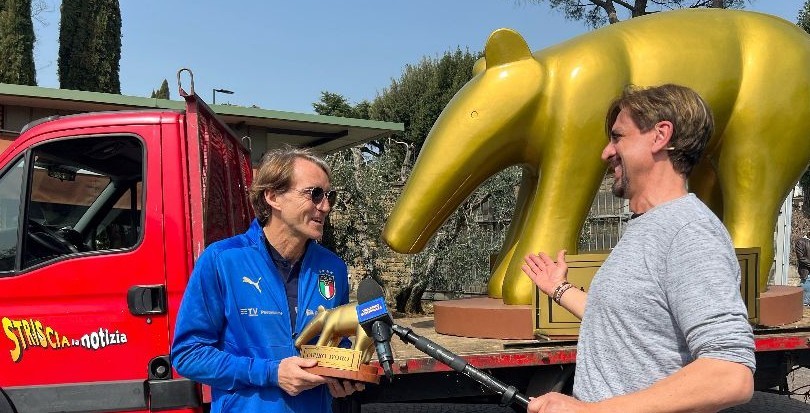 Striscia La Notizia: tapiro d’oro gigante a Roberto Mancini
