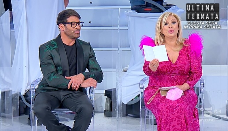 Uomini e Donne, la lettera di ‘Dario Lampa’ da Vigevano per Tina Cipollari: la reazione di Pinuccia (video)