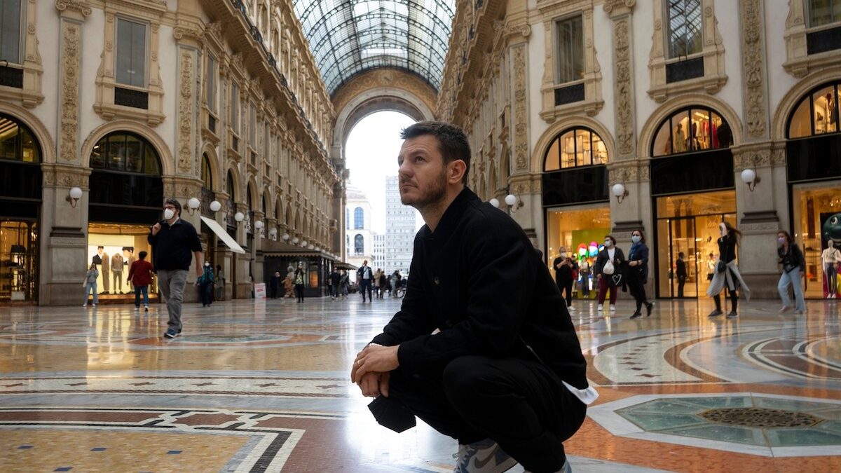 Una semplice domanda, ovvero Cattelan che droppa se stesso su Netflix: la recensione in anteprima