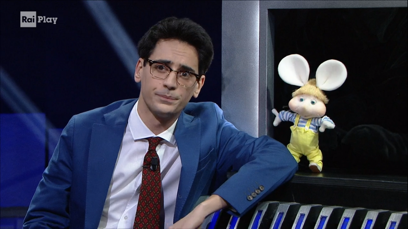 Una pezza di Lundini 3, se con Topo Gigio si critica l’ipocrisia del mondo dello spettacolo