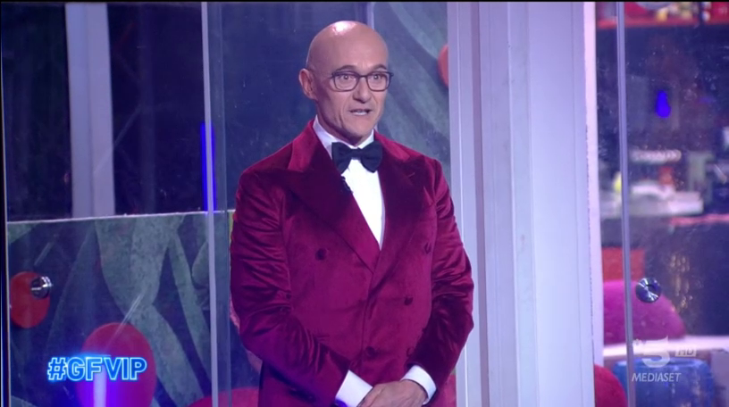 GF VIP 6, l’apertura della finale con Alfonso Signorini nella casa a sorpresa