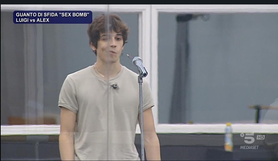 Amici 2022, Alex polemico per il guanto di sfida con “Sex bomb”: “Un brano che io non farei mai…”
